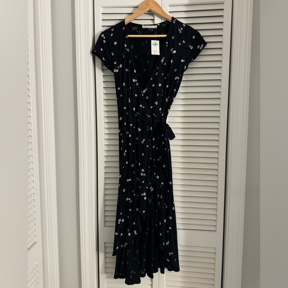 COPY - Black and white floral high low wrap dress Abercrombie & Fitch